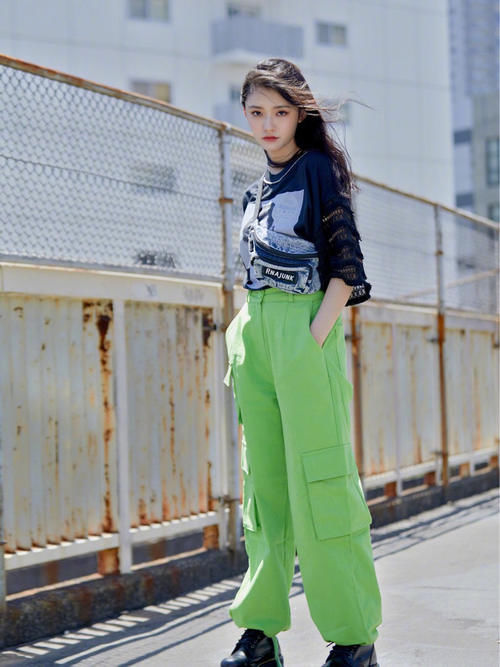  看起来非常|林允气质真好，扛住老气碎花露脐装，配牛仔裤凹出1米2大长腿