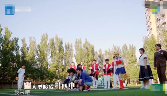  嘉宾们|鞠婧祎裙子太短，节目组要求嘉宾蹲下时，她这救场方式也太机智了