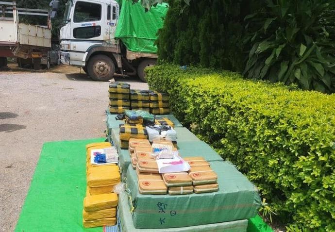 藏有|缅甸联邦公路，一辆翻在路边的车上竟藏有价值超过12亿缅币毒品