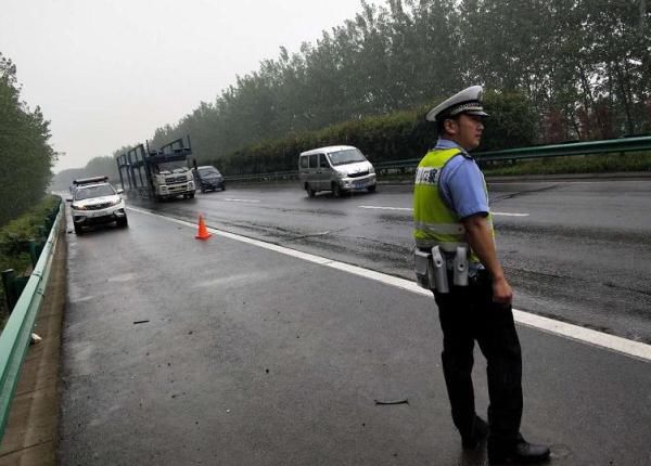 竟然|高速有车抛锚 交警救援时竟然~