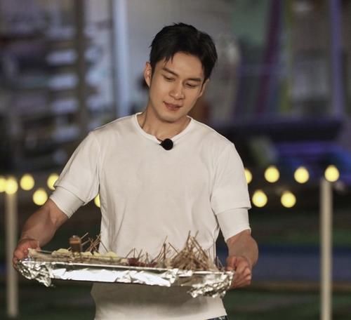  夏日|宝藏综艺《夏日冲浪店》，王一博陪你海上冲浪，只有相爱没有相杀