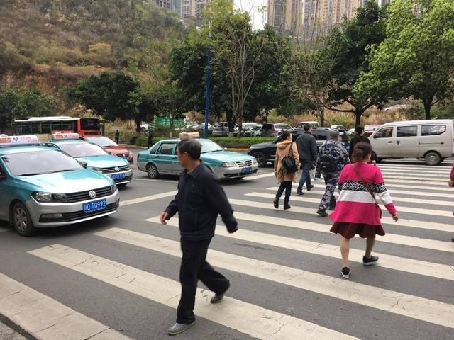 行人|“礼让行人”或将取消？这次专家建议得民心，车主：早该这样了