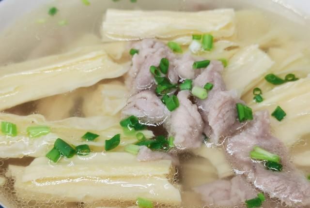  鲜美|做法简单的腐竹肉片汤，豆香浓郁，肉片鲜美滑嫩，一碗都不够喝