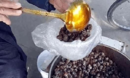  怀念|这位大爷买这东西这么火，原来是做法不一样，这东西是童年的怀念