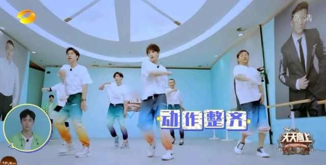  王一博|王一博敬业！脚伤严重坚持录制《天天向上》，面部紧皱强忍出镜