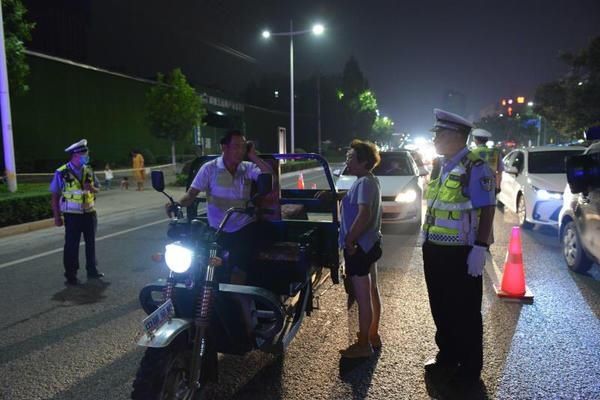 一连|新密交警开展夜晚清查，一连查处7名酒驾