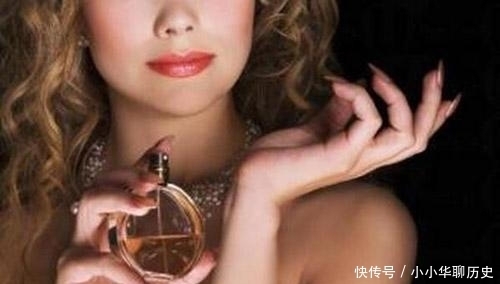 难闻|女人喷香水时，尽量少犯3个“错误”，不然味道易散，还难闻