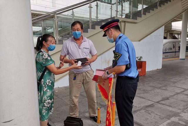  到西安北|男子将1.5万元无密存单落在动车上 列车长找到后亲手送还