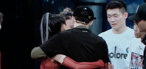  张艺兴|王一博含泪淘汰小鸡哥，程薇霖控诉张艺兴：队长把我喂胖了