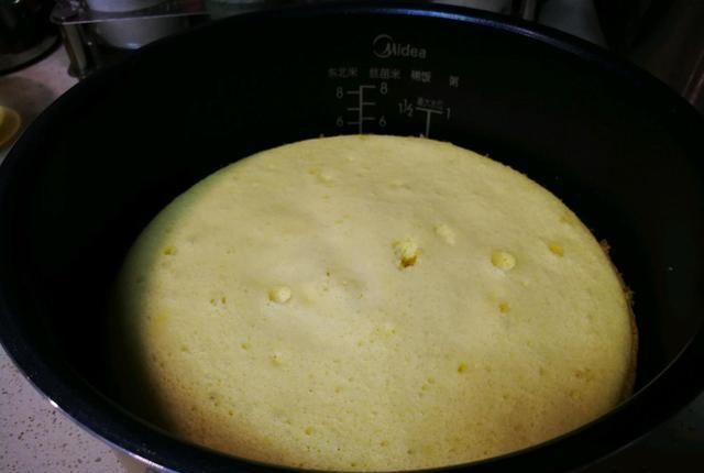  电饭煲|没有烤箱也能做蛋糕，一口电饭煲，不用水不用油，搅搅就出锅