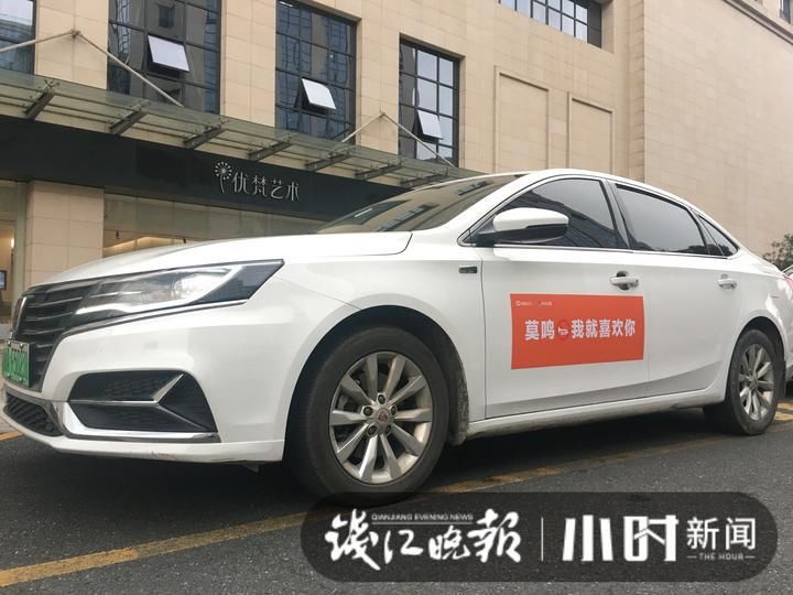 头盔|53岁的滴滴司机放弃做生意，站在路口做劝导员，为什么