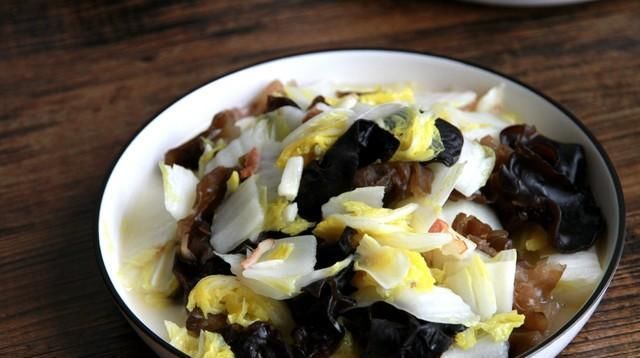  平凡|晒晒周末的午餐，1家4口的生活，简单而平凡，家的味道