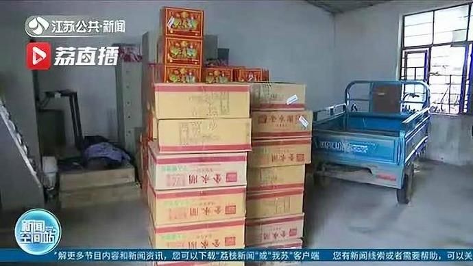 开车|司机开车抽烟被交警拦下,打开车厢后震惊,竟塞满了一车…