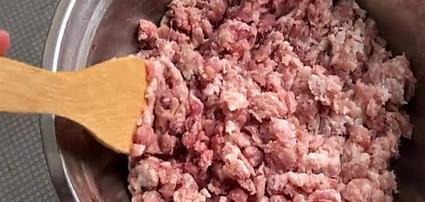  试试|一块五花肉，一碗糯米粉，试试这种特色做法，开胃又下饭
