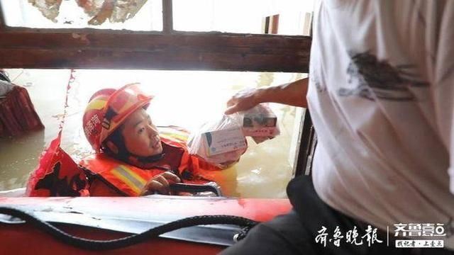  胰岛素和降|水淹家门难回，老人急需用药！山东消防员“游”进居民家中取药