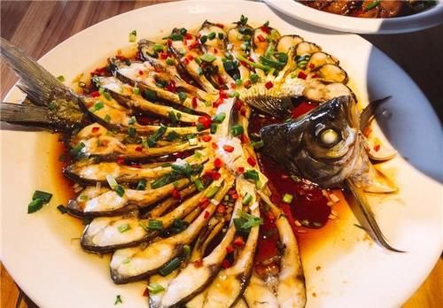  临走时|暑假回老家探亲，嫂子顶着高温做了一桌菜，临走时留下5千块钱！