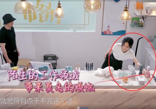  吃货|节目摆拍的酸奶，赵丽颖拿起就喝，镜头特写到唇部，是否“吃货”一目了然