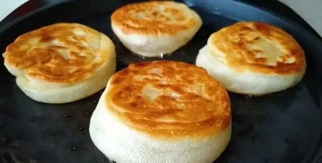 油条|懒人早餐饼,手不沾面,一搅一卷下锅煎,松软又筋道,比油条好吃