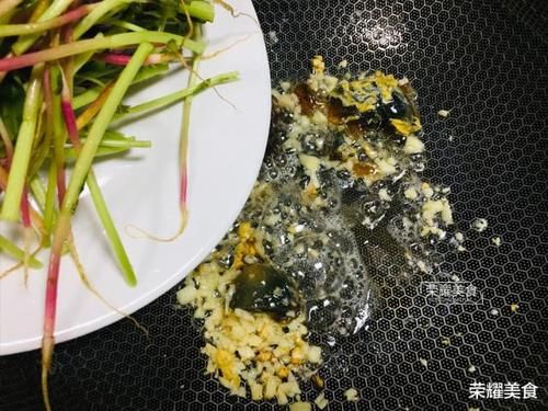  上汤红苋菜|七月苋菜金不换，这个月多吃点也无妨，刮油去脂，跟松花蛋是绝配