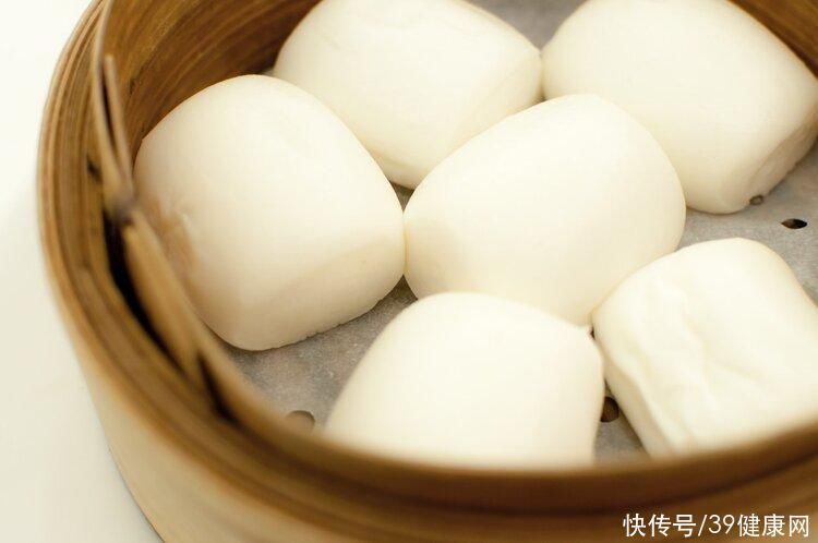 吃冷米饭真的能降血糖吗(经常吃冷饭，既可以帮助降低血糖，还能维持肠道健康？告诉你真相)