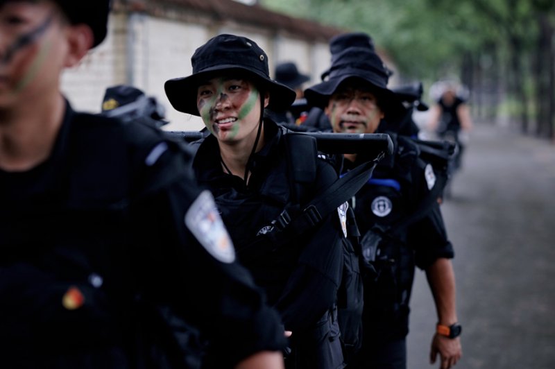 特警队|特警炼成，新人入队！这俩女特警太飒了