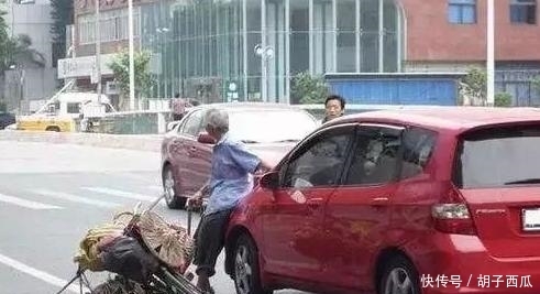 倚老卖老|9岁男孩给孕妇让座，孕妇刚坐下就被大爷拽起，还批孩子：不懂事