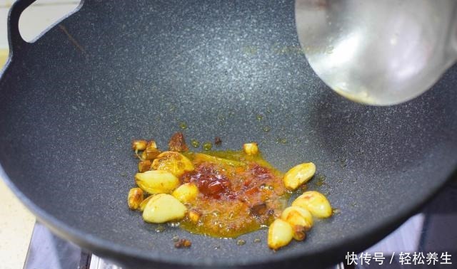 主食|又发现一个茄子的做法,跟它一起烧,简单美味还能当主食