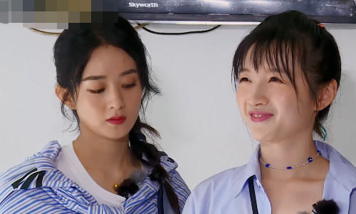  下雨|张亮李浩菲下雨打伞录节目，谁注意幕后人员咋避雨的？太辛苦了