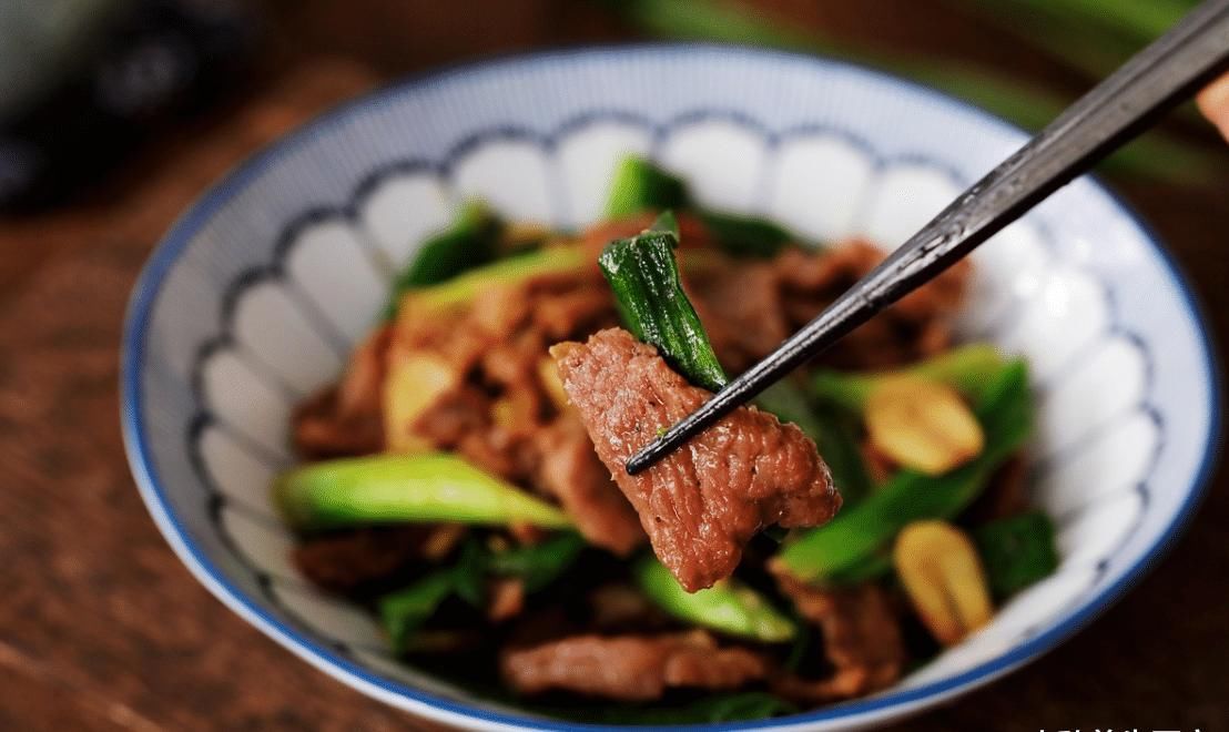  牛肉|炒牛肉时，牛肉一炒就老? 老厨师教你一招，牛肉鲜嫩不柴