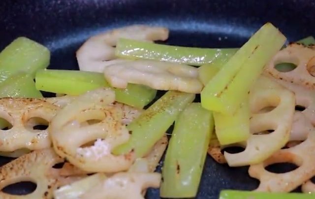 看着|清蒸鲈鱼吃腻了,不如换个口味,香辣爽口,看着都过瘾~