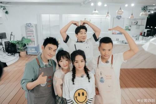  赵丽颖|赵丽颖一直用筷子扒拉饭碗被批 黄晓明为赵丽颖发声说了什么