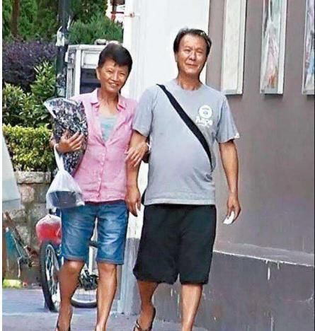  中年|他曾人气不输周润发，今街边抽烟老到不敢认，妻子像是个中年大汉