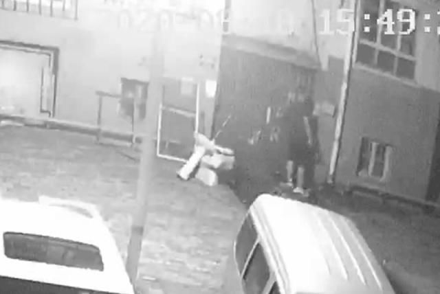民警|自己的车被划，车主又划了周边三辆车：肯定是附近人干的