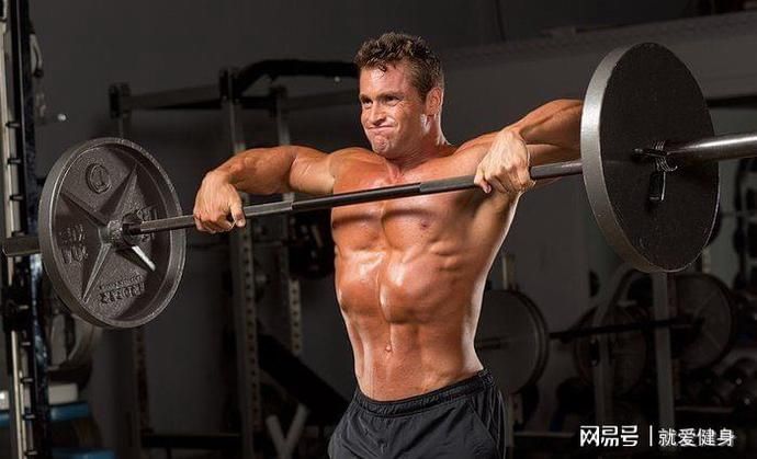  三角肌|别把窄肩怪在基因上，高手靠这些方法把它练宽！