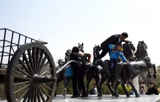 旅游当中|游客掰断数万年的石钟乳，仅道歉赔偿，旅游不文明行为屡屡发生