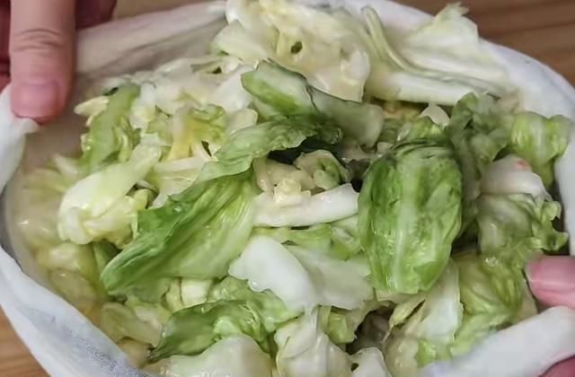 分享|居家分享酸辣腌包菜的好吃做法，香辣入味，甜酸爽口，家人都喜欢
