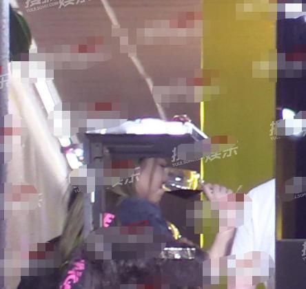 亲密|李嫣陪王菲做头发，理发店品红酒享vip待遇，两人互动亲密似姐妹