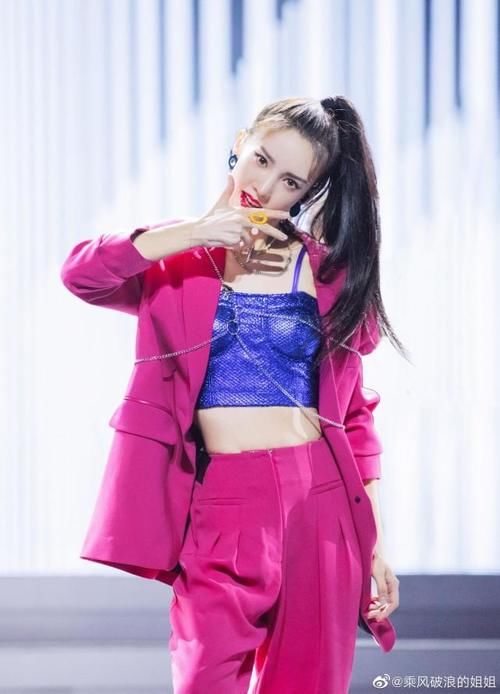  练舞|发金晨缺席的练舞视频，队友评论后又删除，万茜是故意还是无心？