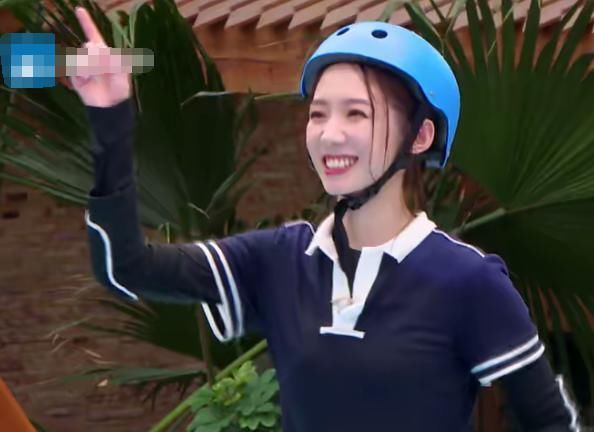  女生|孟美岐“生理期”还下水录跑男？当注意她坐下的姿势，女生看了都懂