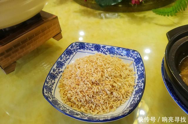 父母|孩子高考581分,父母大摆宴席,一桌十几道菜花了800元,真豪爽