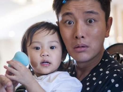  变黑|贾乃亮晒近照：变瘦变黑！香肠嘴抢镜！本人自嘲：这香肠嘴是谁？