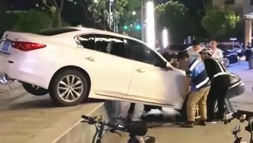  招工|女司机开车卡台阶上，现场招工，谁能抬出来1分钟给50块