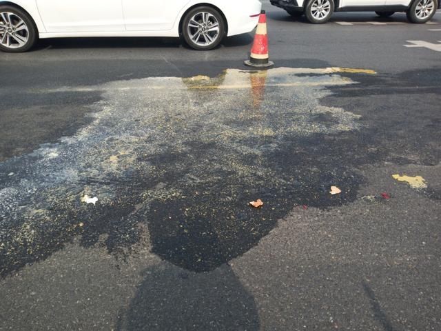  事故|今晨突发！郑州一事故车流出黄色液体，浓浓的腥味！原来是...