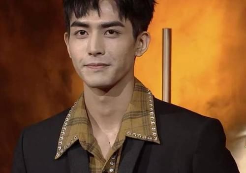  操作|金鹰节开幕大翻车，金鹰女神臃肿像穿麻袋，汪涵神操作大写的尬