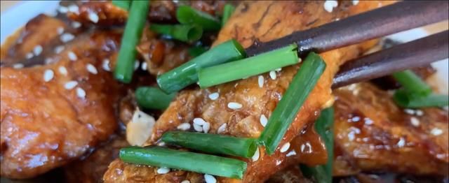 懒人|入秋后要多吃鱼,教你懒人做法,用料简单味道足,出锅连汁都不剩