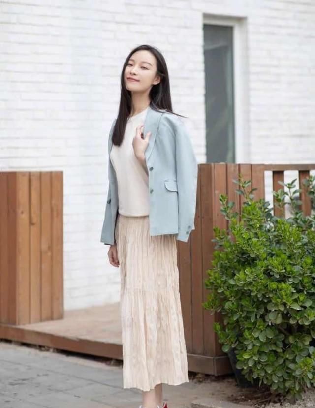  hold|倪妮要不要这么飒？新造型气场“一米八”，锯齿刘海也能轻松hold住