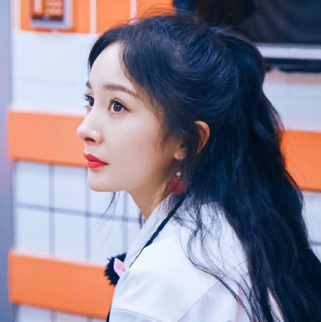  放大|杨幂录节目大口吃饭，当镜头放大后，网友：这个我真的不行！