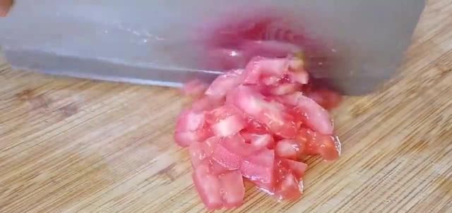  早餐|蒜苔帽创意新吃法，金黄酥脆，学会这一招，早餐就吃它