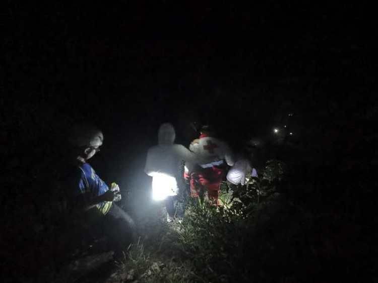  当晚|四人一狗被困三标山，饥渴难耐！救援队砍刀开路，连夜搜救
