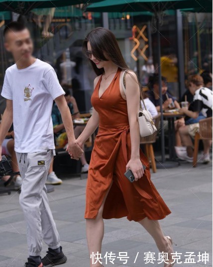 衬托|橙色开叉裙,衬托高雅气质